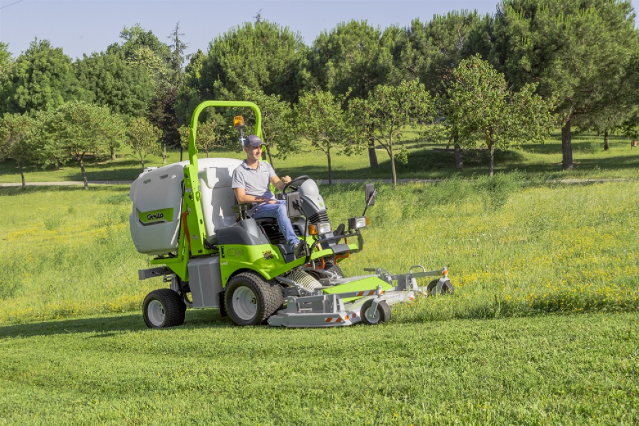 Frontmäher FD 2200 4WD O. CAB 152 CM